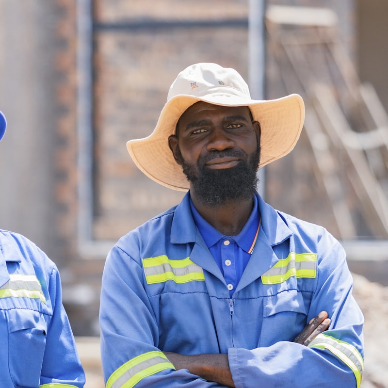 Tradesman in a sun hat and hi-vis workwear