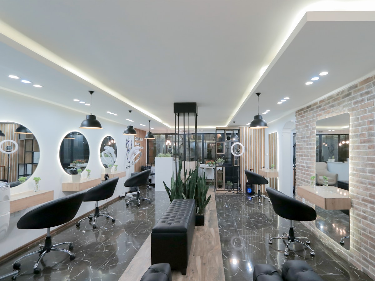 Salon floor with round lit mirrors
